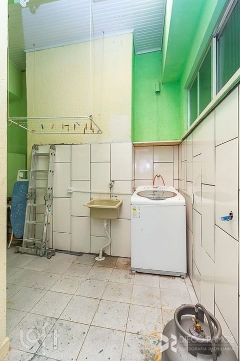 Image 39 - 229990
